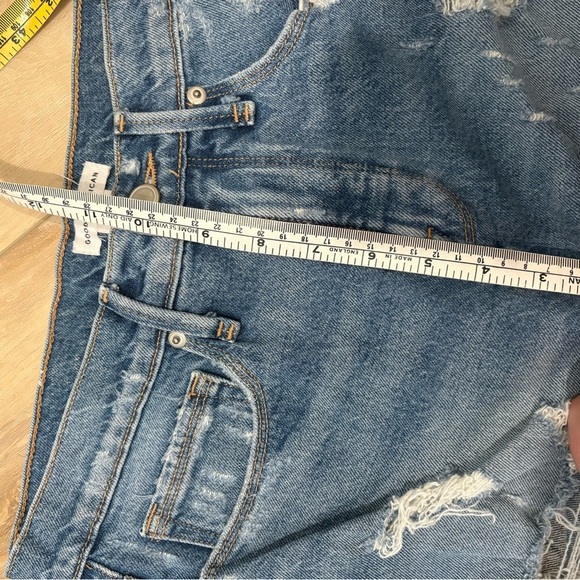 EUC- GOOD AMERICAN CUTT OFF JEANS - Picture 6 of 7